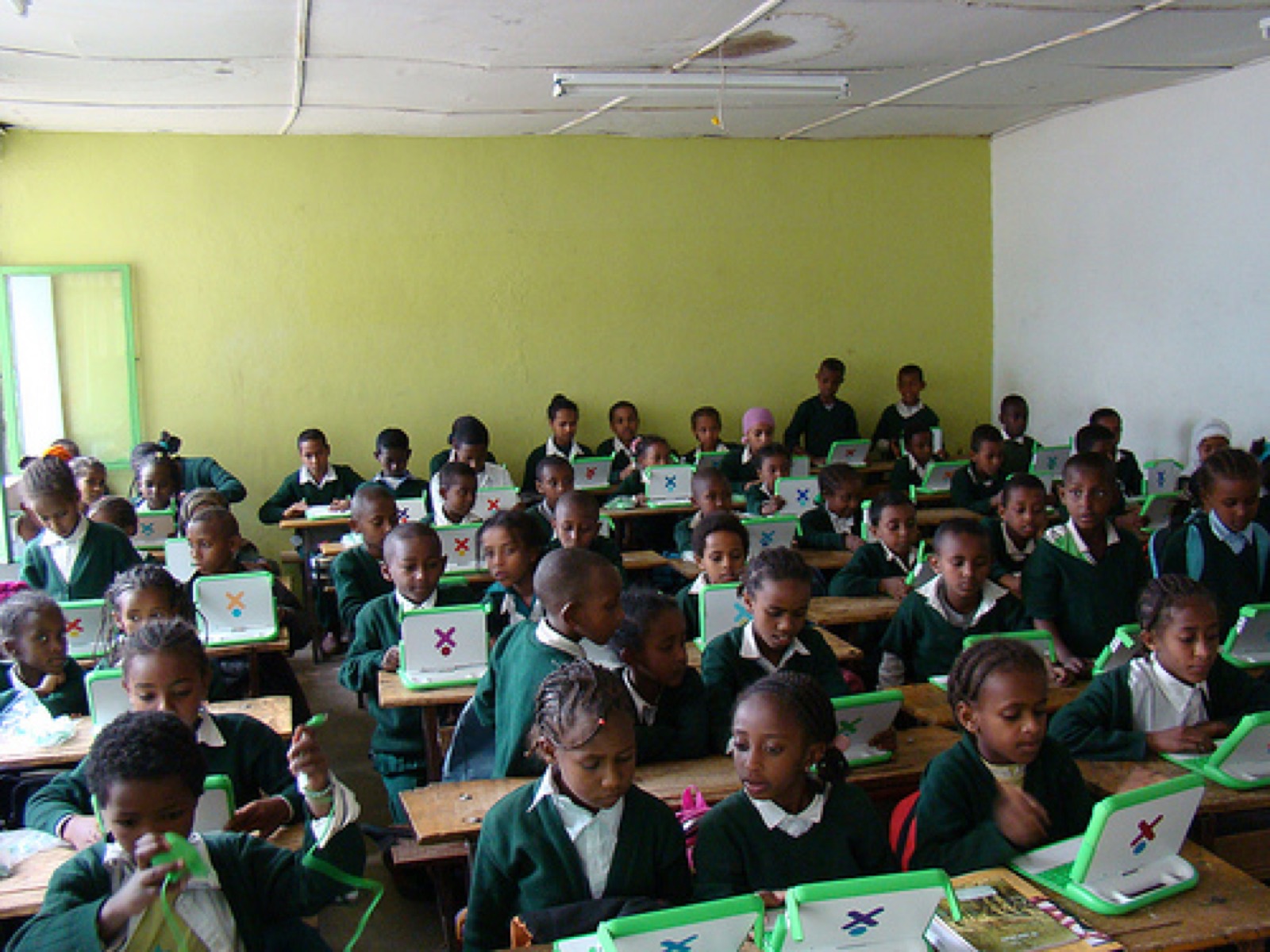 Students using classroom laptops (illustrative photo, CC BY-SA 3.0 Daniel Drake)